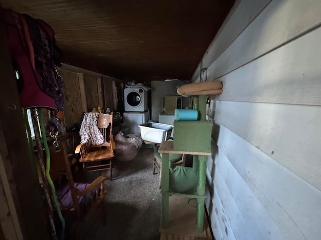 sitting room with stacked washer / dryer