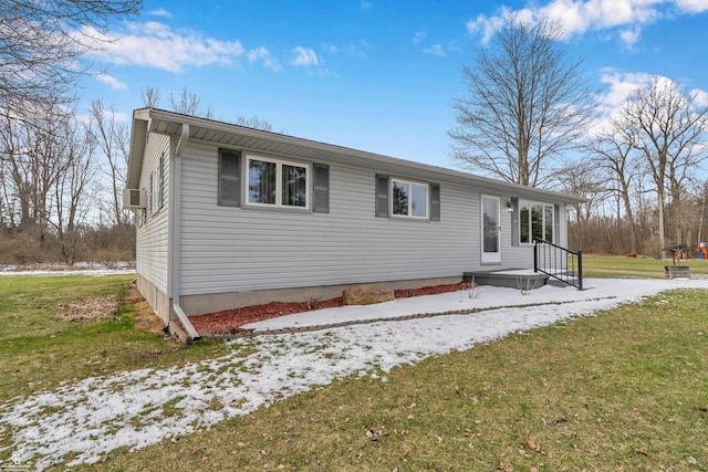 view of front of property featuring a front lawn