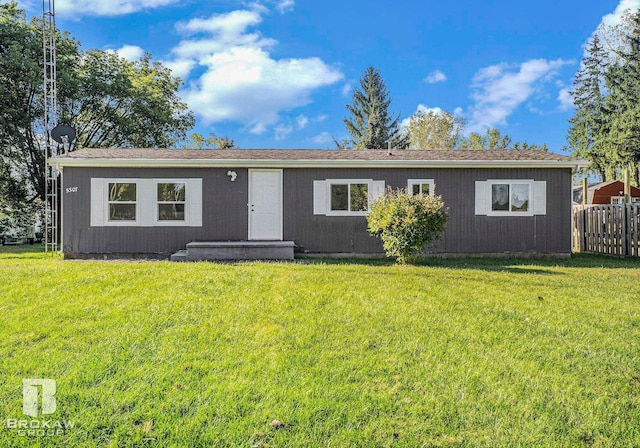 view of front of property featuring a front yard