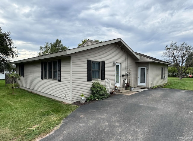 view of front of property with a front lawn