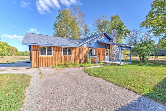 view of front of house featuring a front yard