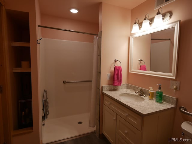 full bath featuring visible vents, toilet, vanity, and a shower with curtain
