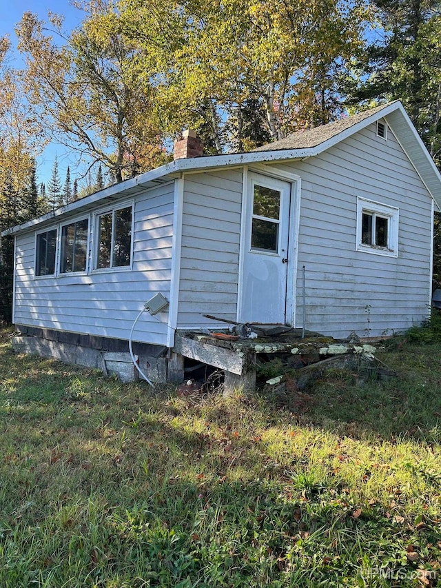 view of outdoor structure featuring a yard