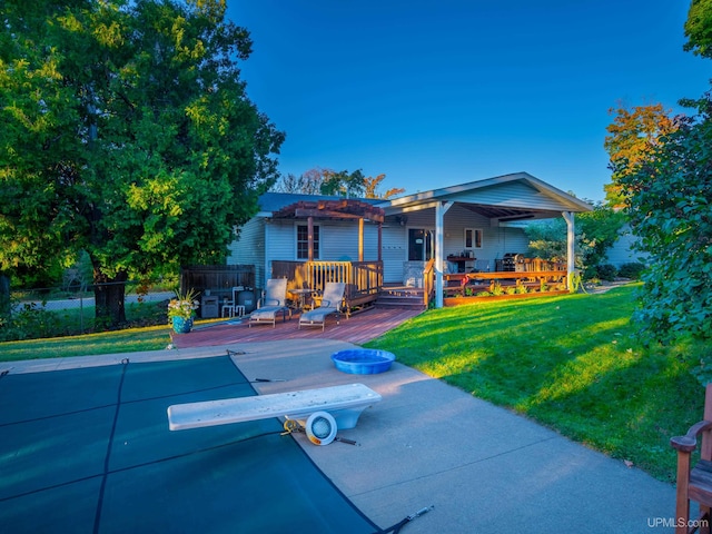 view of front of house featuring a wooden deck and a front lawn