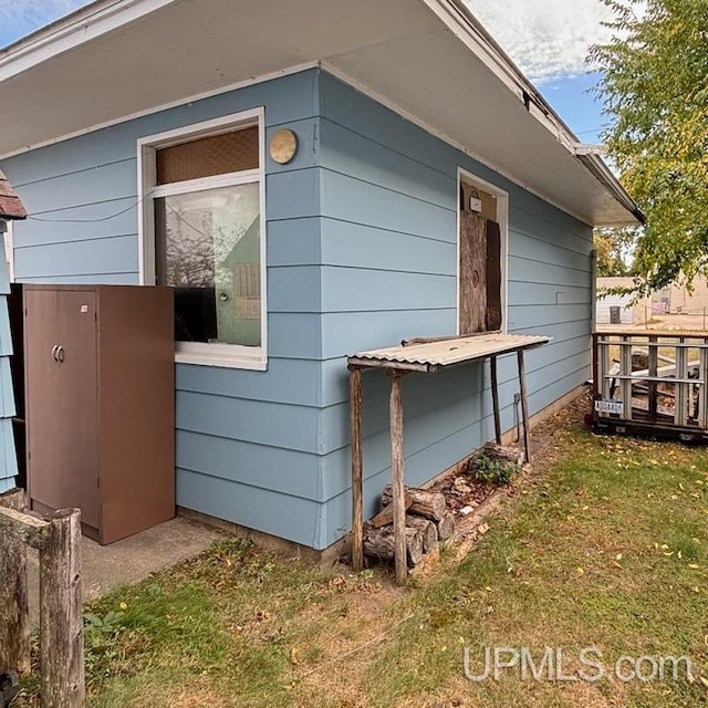 view of side of property featuring a lawn