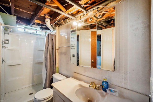 bathroom with a shower with curtain, vanity, and toilet