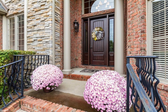 property entrance featuring a porch