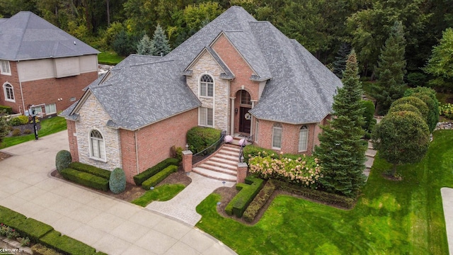 view of front of home featuring a front lawn