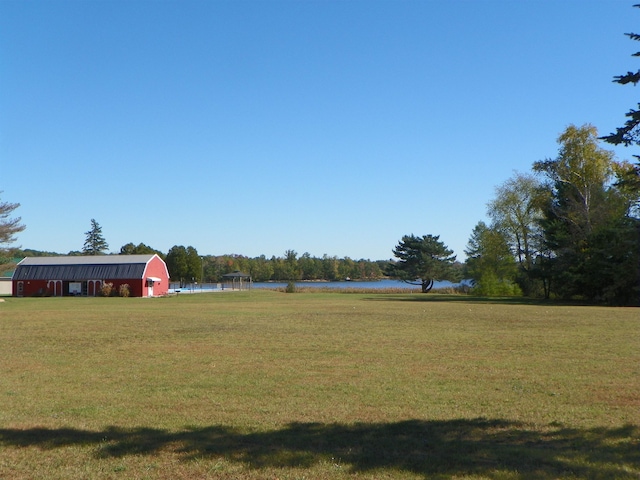 view of yard with a water view and an outdoor structure