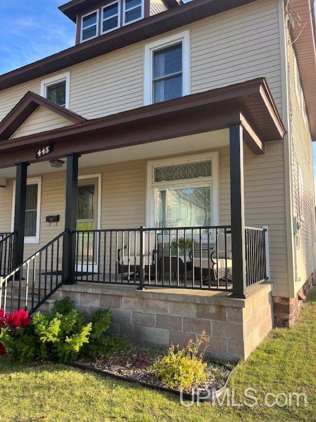 view of front of property featuring covered porch