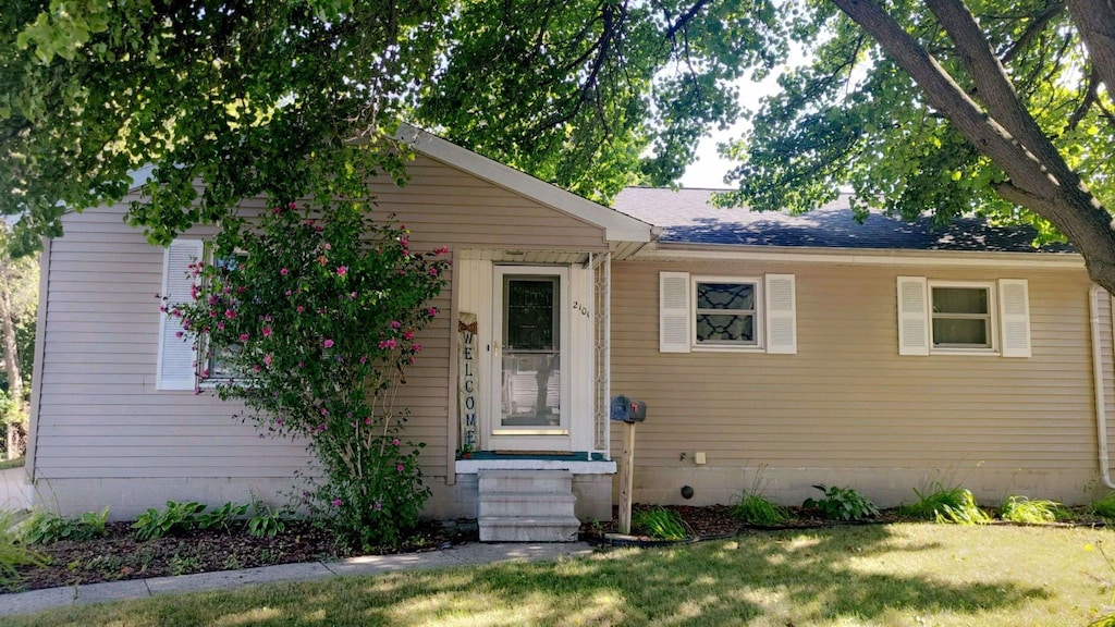 view of front facade with a front yard