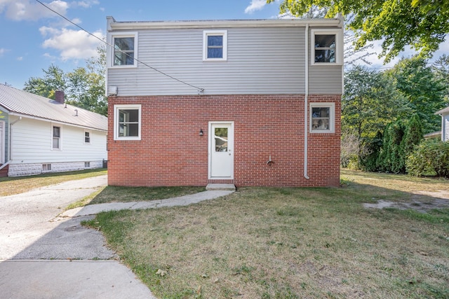 view of front of home with a front yard