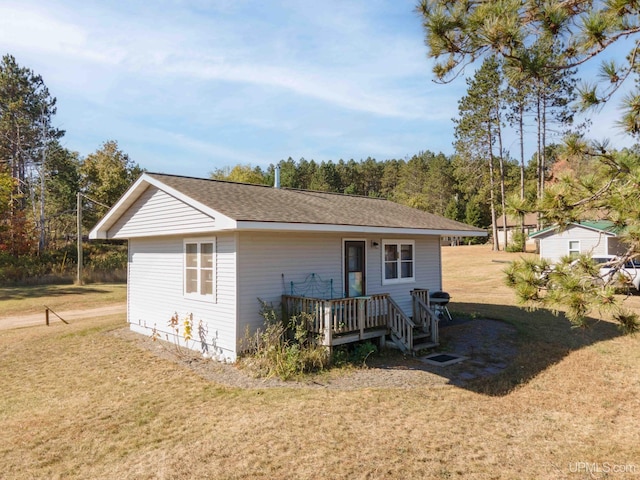 ranch-style home featuring a front lawn