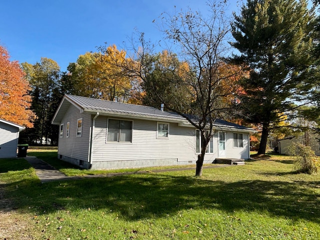 view of side of property featuring a yard