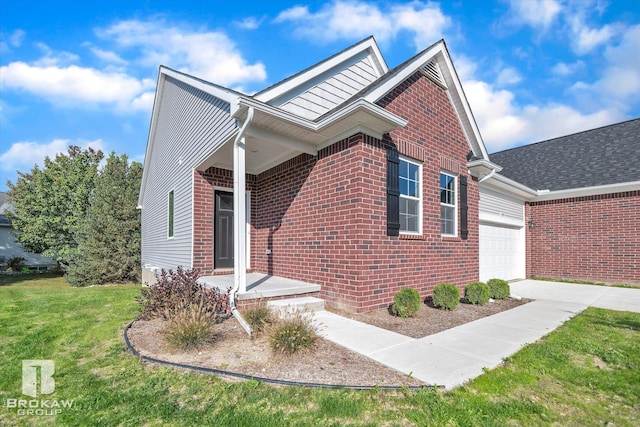 view of front of property featuring a front lawn and a garage