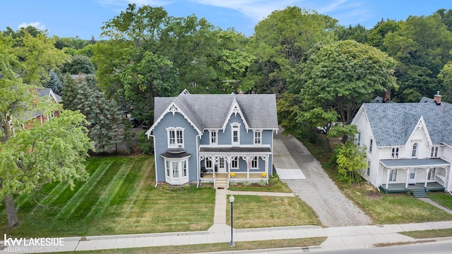 view of front of property featuring a front lawn and covered porch