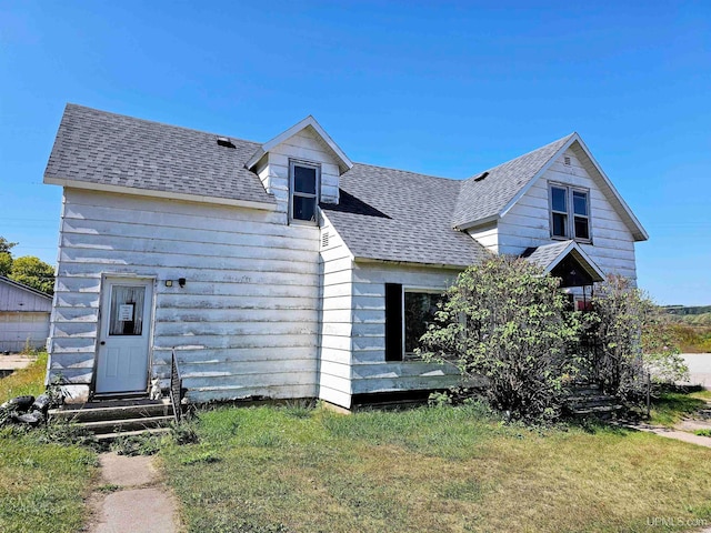 view of front facade featuring a front yard