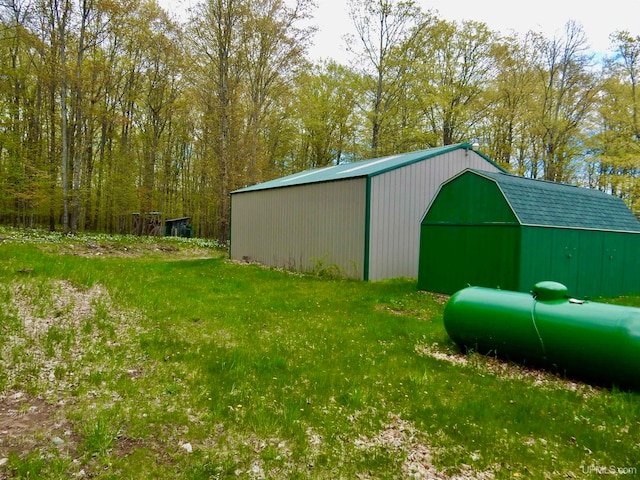 view of outdoor structure with a yard