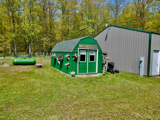 view of outdoor structure featuring a yard