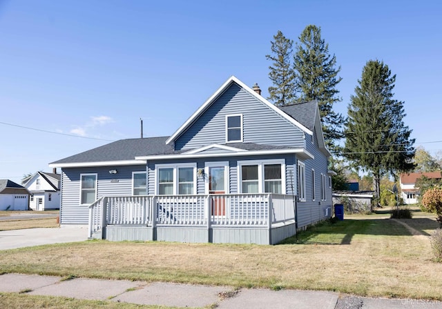 view of front of property featuring a deck and a front lawn