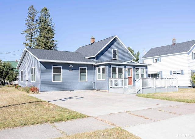 view of front facade featuring a front lawn and a deck