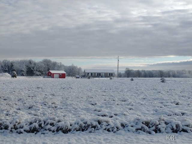 view of yard featuring a rural view