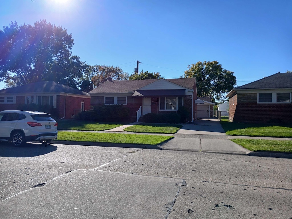 ranch-style home with a front yard