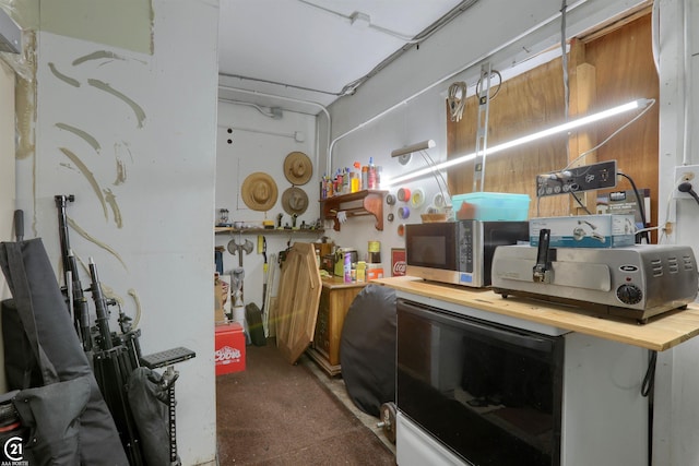 garage featuring beverage cooler