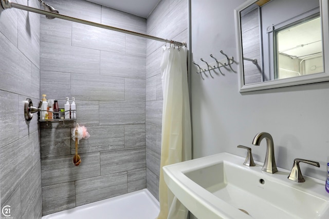 bathroom featuring sink and a shower with curtain