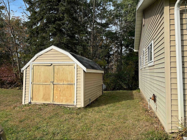 view of outdoor structure featuring a yard