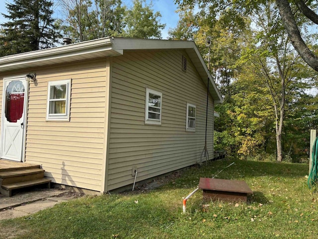 view of side of property featuring a lawn