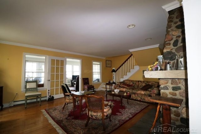 living room with a baseboard radiator, plenty of natural light, hardwood / wood-style floors, and crown molding