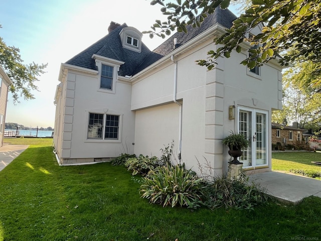 view of side of property featuring a yard