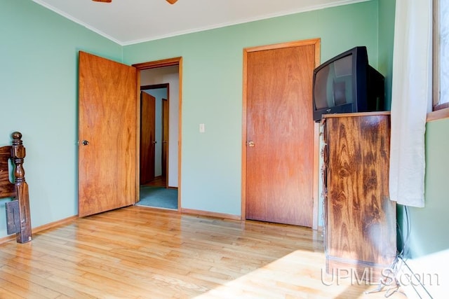 bedroom featuring ornamental molding, light hardwood / wood-style flooring, and ceiling fan