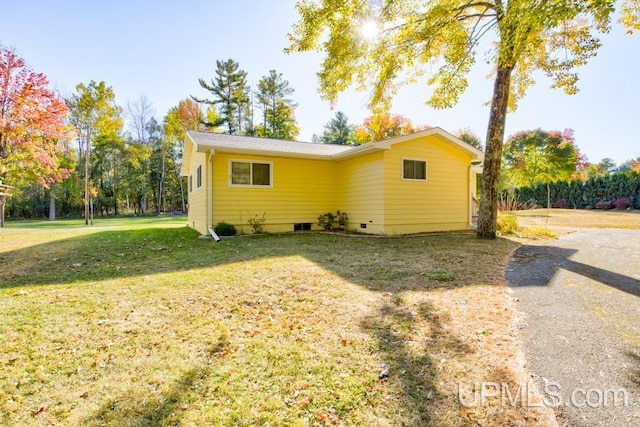 view of side of property featuring a yard