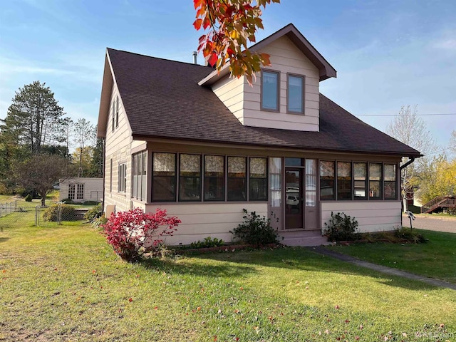 view of front of property featuring a front lawn