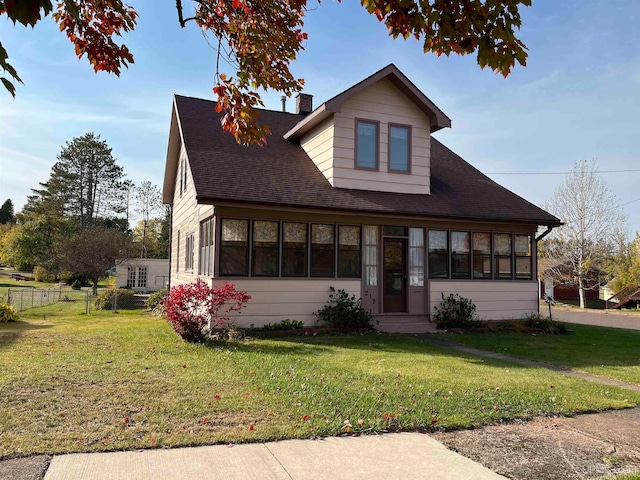 view of front facade featuring a front yard