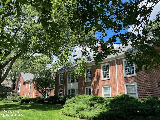 view of front of house featuring a front lawn