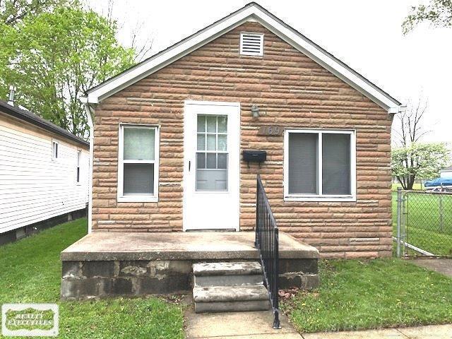 view of front of property with a front yard