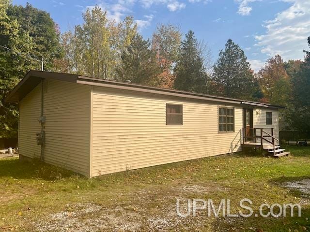 back of house featuring a yard