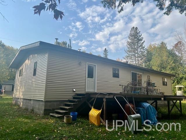 back of house featuring a wooden deck