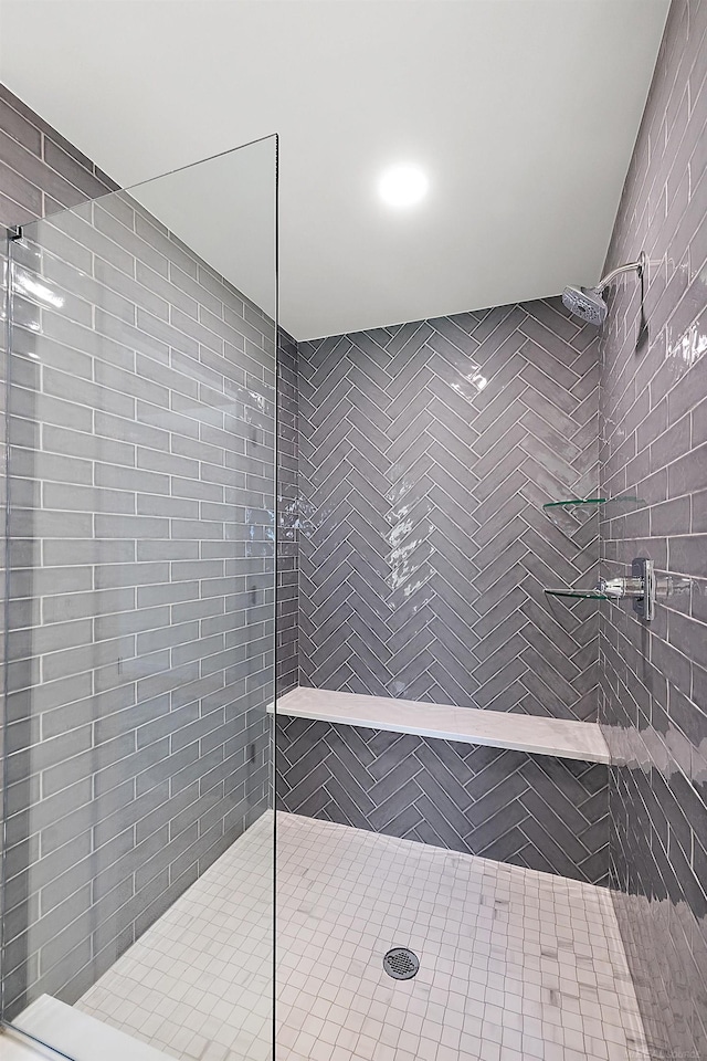 bathroom featuring tiled shower