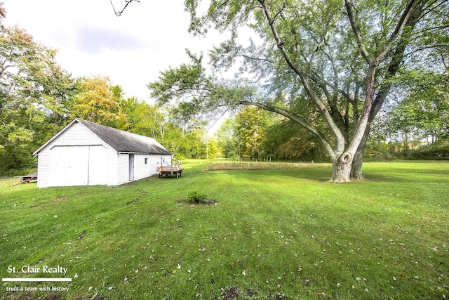 view of yard featuring a storage unit