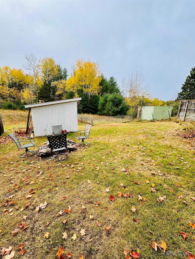 view of yard featuring a storage unit