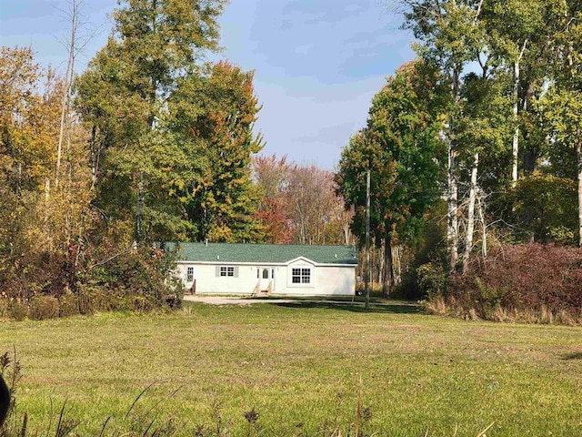 view of front facade with a front lawn