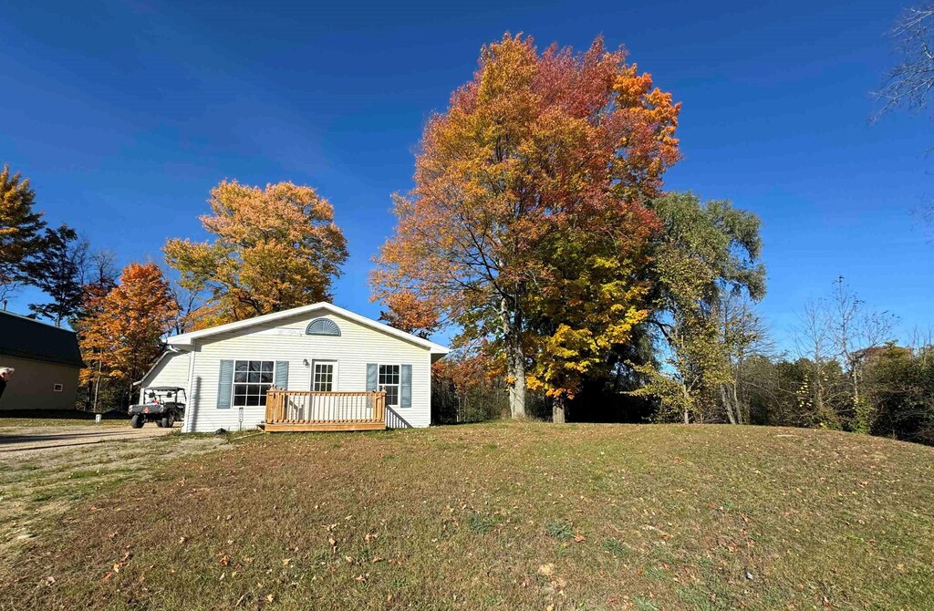 3256 Hilts Rd, Gladwin, MI 48624 - view of front facade featuring a front yard and a deck