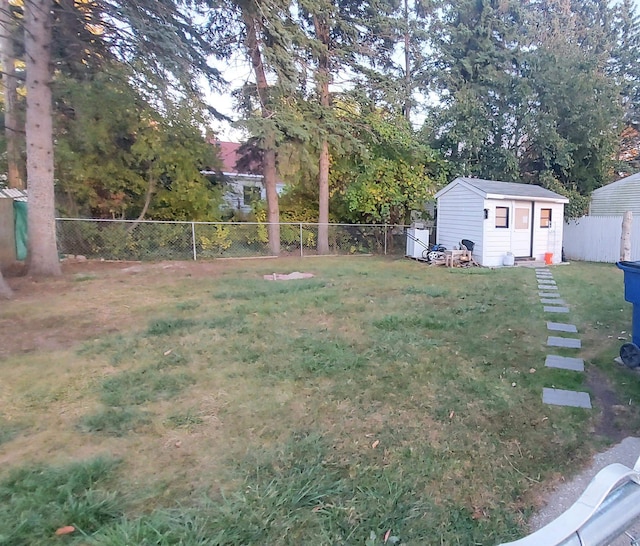 view of yard featuring a shed