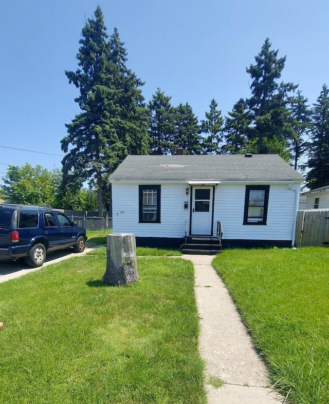 view of front of house featuring a front lawn