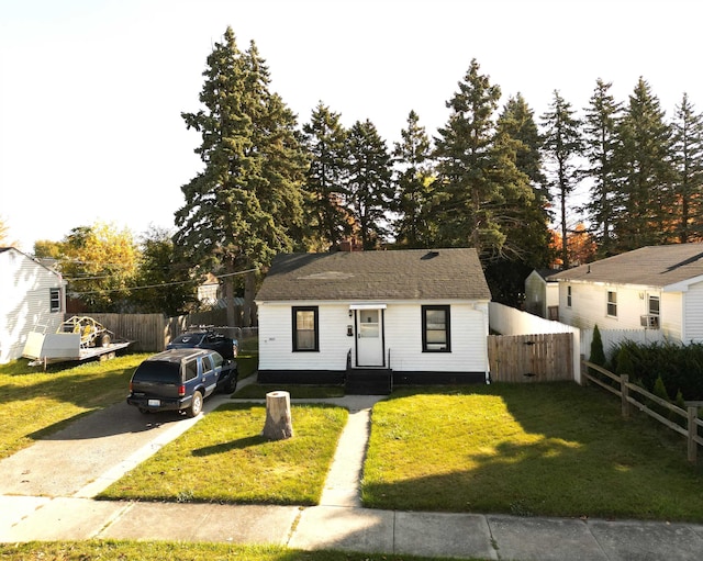 view of front facade featuring a front yard