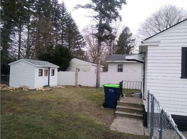 view of yard with a storage shed